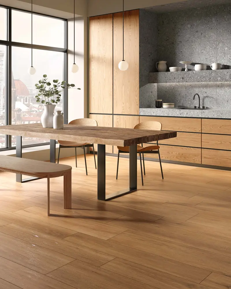 Cuisine avec table en bois et carrelage de sol effet bois naturel